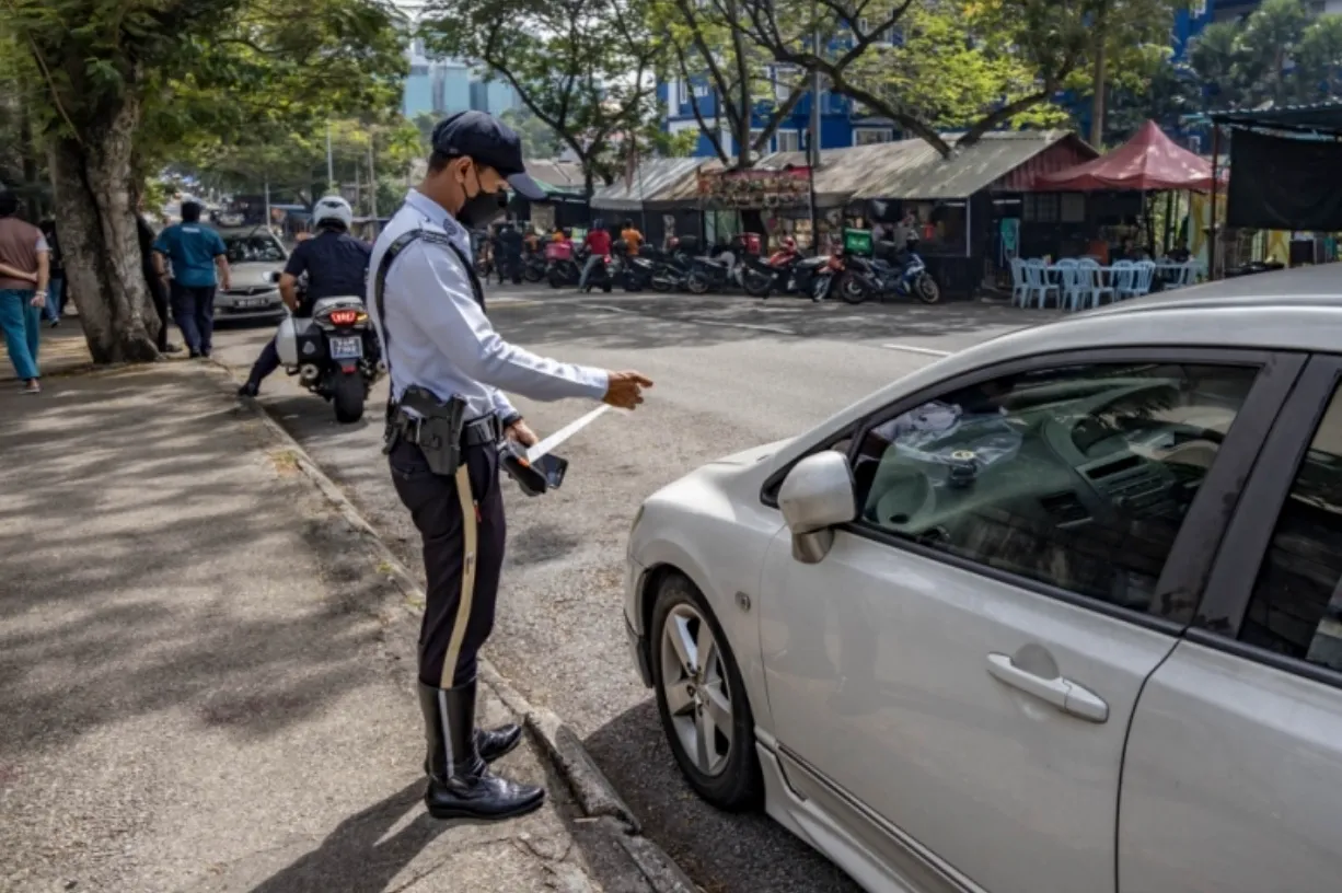 Traffic police in issuing traffic offence ticket